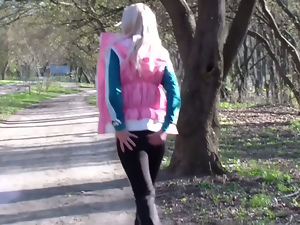 Crazy girlfriend fuck after a walk in the park