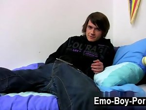 Gay XXX Sexy British emo stud Cody Blake has arrived to demonstrate